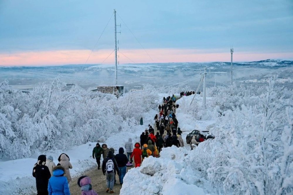 Восход на сопке Солнечная горка тысячи встречают солнце В Мурманске впервые за полтора месяца вновь увидели Солнце На утренней встрече восхода на сопке Солнечная горка собралось более трех тысяч человек несмотря на мороз в 20 градусов Эмоции от появления первых за 40 дней солнечных лучей оживили атмосферу Жителей и туристов ждали песни танцы и игры на свежем воздухе Солнце пока показалось лишь краем над горизонтом но в следующих днях его свет будет становиться ярче Мурманск ВосходСолнца СолнечнаяГорка ПолярнаяНочь Piter News 24 Подписаться