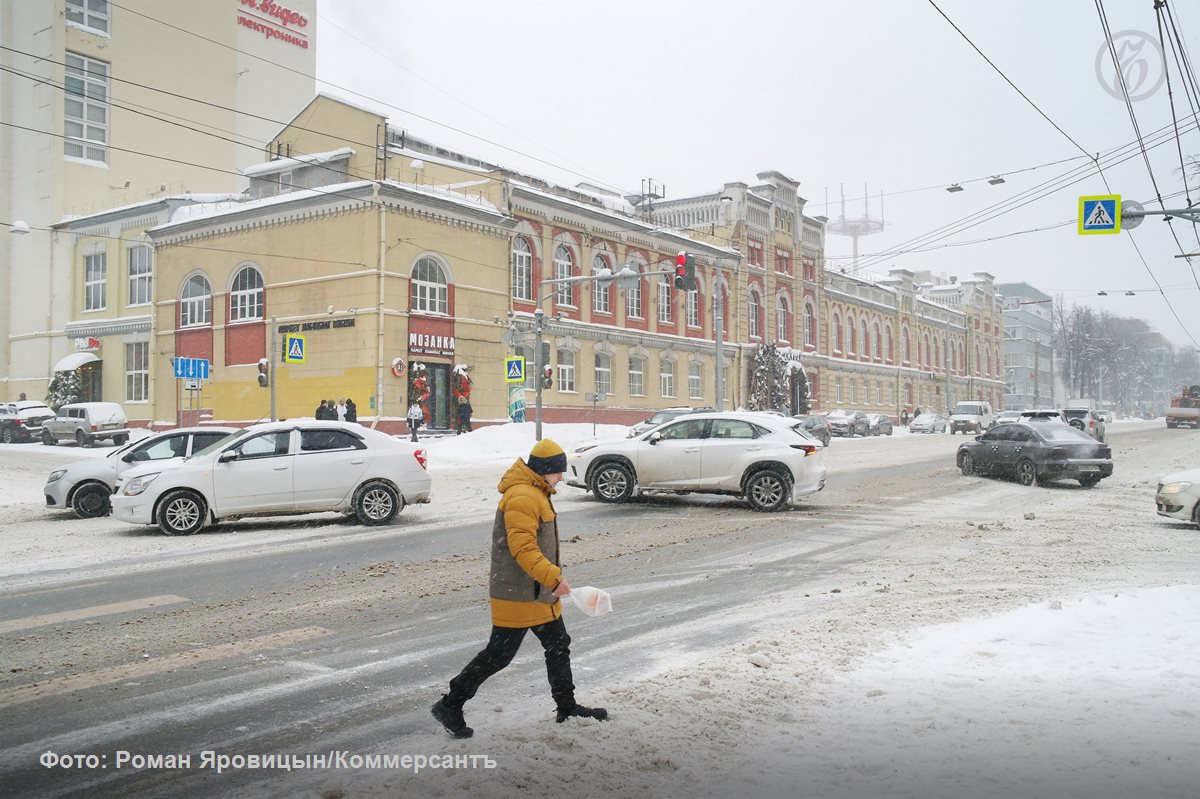 Отбывающий десятилетний срок заключения бывший глава Нижнего Новгорода Олег Сорокин продал имущественный комплекс бывшего завода Старт на улице Белинского Желающих приобрести площади в центре города было несколько Площадка Старта за которую в 2003 году на бизнесмена Олега Сорокина было совершено покушение досталась группе инвесторов во главе с его бывшим партнером Олегом Головко Сумма сделки могла превысить миллиард рублей На месте Старта по проекту КРТ планируется построить новый квартал концепцию которого дорабатывают в областном правительстве Подробнее читайте в материале Ъ Приволжье Инвесторы вышли на Старт   Подписывайтесь Делитесь мнением о канале
