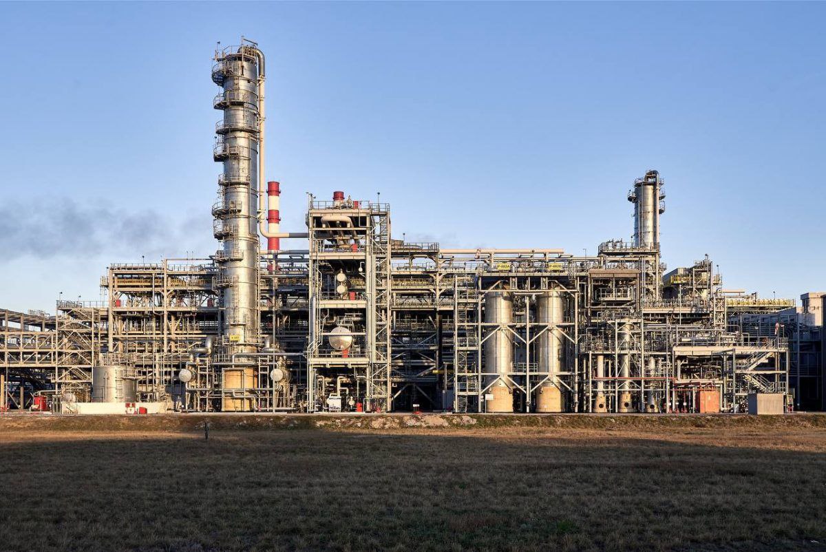 Павлодарский нефтехимический завод закрыли на плановый ремонт Планово-предупредительные работы начались на Павлодарском нефтехимическом заводе. Их планируют завершить до 17 июля. По информации пресс-службы «КазМунайГаз», на предприятии проведут обязательные технические освидетельствования и экспертизы оборудования, работающего под давлением, а также технологических трубопроводов. «Отгрузку основных видов нефтепродуктов будут осуществлять в соответствии с согласованным планом Минэнерго РК», – пояснили в КМГ. К началу работ завод сформировал запас нефтепродуктов: автобензин — 35 тыс. тонн; дизельное топливо — 45 тыс. тонн; авиатопливо — 14 тыс. тонн. Параллельно увеличили производство отдельных видов ГСМ на других нефтеперерабатывающих заводах КМГ. Фото: АО НК "КазМунайГаз" /CMN_KZ