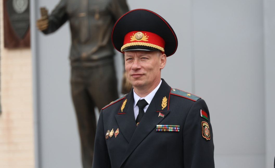 Не останавливаться на достигнутом! Заместитель Министра внутренних дел Дмитрий Корзюк вручил дипломы выпускникам Академии МВД. Сегодня в столичном милицейском вузе состоялся торжественный ритуал выпуска слушателей отделения заочного обучения факультета повышения квалификации и переподготовки руководящих кадров, а также студентов факультета права. — По всей стране служат тысячи специалистов, окончивших милицейскую альма-матер, и каждым своим выпуском академия по праву гордится! Уверен, что вы займёте достойное место в этих рядах. Благодарю за целеустремлённость, трудолюбие и усердие! Желаю не останавливаться на достигнутом! — акцентировал в приветствии Дмитрий Михайлович. Начальник академии Александр Астрейко после напутственных слов выпускникам наградил преподавателей учебного заведения за весомый вклад в подготовку специалистов. От имени вчерашних слушателей и студентов выступили Руслан Колесников и Янина Кульянович. Они поблагодарили за полученные знания, которые будут направлены на дальнейший профессиональный рост. Редакция МВД в Telegram