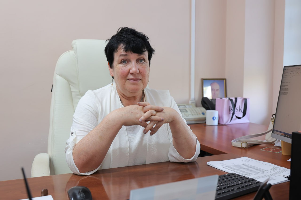 Завод Фиолент берёт студентов на целевое обучение и назначает стипендии 10 тысяч рублей тем кто учится средне 15 тысяч хорошистам 20 тысяч отличникам Об этом в интервью Крымской газете рассказала первый проректор КИПУ Анжелика Лучинкина На такие деньги студент уже может жить Вуз сотрудничает со всеми промышленными предприятиями Крыма кадровый рынок у нас насыщенный отметила Лучинкина По её словам учебное заведение готовит учителей по 20 физиков и математиков в год Но нужно чтобы школы заранее заявляли потребности а мы под них готовили специалистов Второй путь переучивание специалистов из смежных областей но это временное решение добавила специалист Пятничный номер Крымской газеты можно купить не только в почтовых отделениях и киосках Союзпечати а еще и в популярных торговых точках доступна подписка онлайн