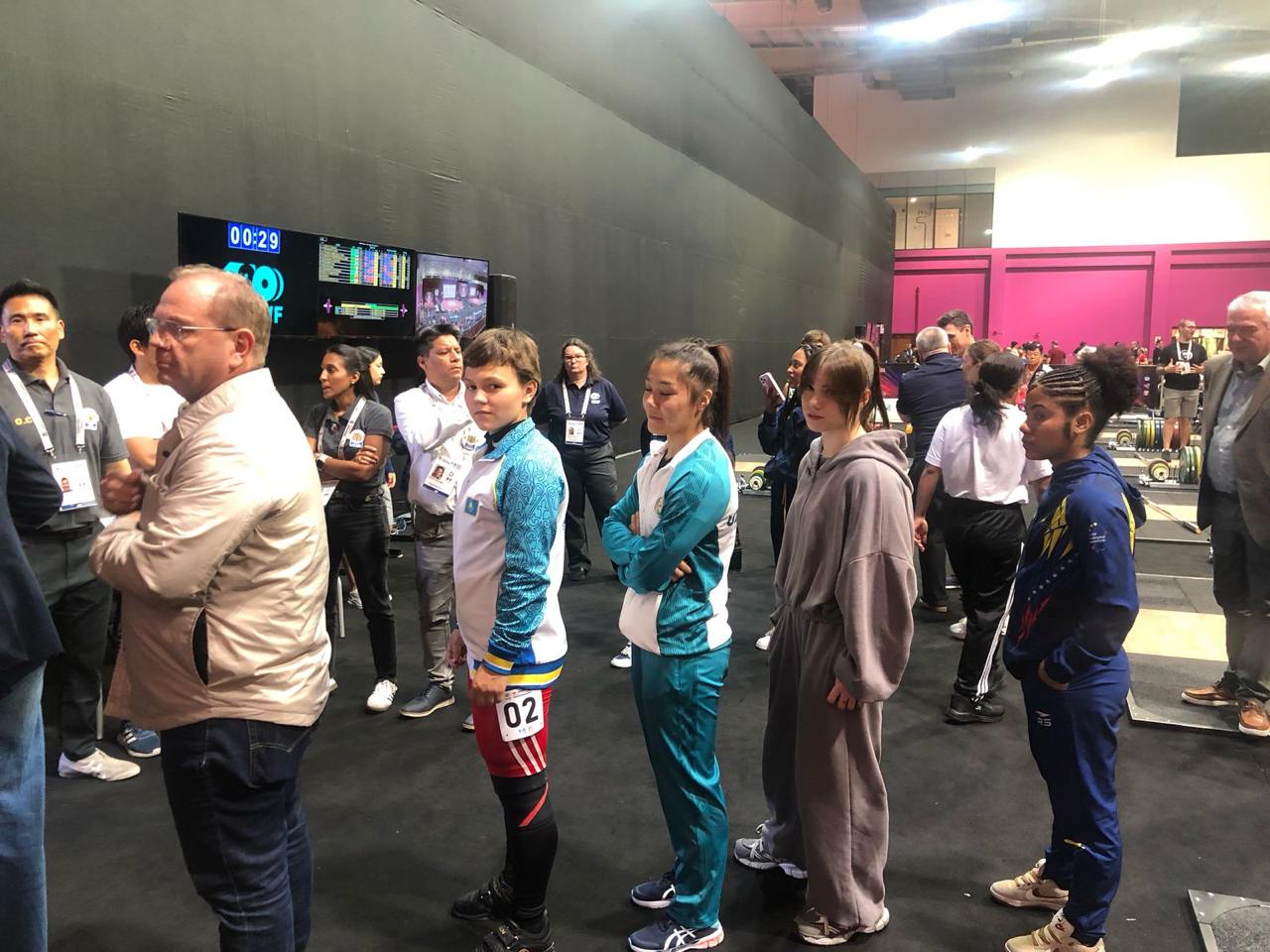  Сахалинская тяжелоатлетка выступила на чемпионате мира в Перу С 29 апреля по 5 мая в Лиме проходит первенство мира по тяжелой атлетике среди юношей и девушек до 17 лет. В весовой категории до 59 кг сборную России представила 15-летняя спортсменка из Холмска Полина Павлович. Юная сахалинка завоевала серебро в толчке с результатом 104 кг и бронзу в сумме двоеборья 189 кг . Полина установила сразу четыре рекорда: два российских в рывке и два европейских в толчке и сумме двоеборья среди девушек до 15 лет. Это выдающееся достижение не только для самой спортсменки, но и для всего сахалинского спорта. Полина, поздравляем! Молодец! ——— : Прислать нам новость: