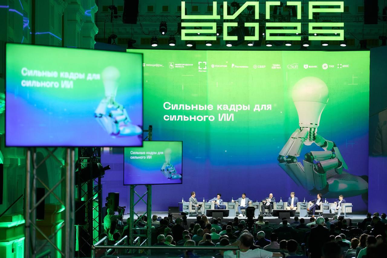 Цепочку от фундаментальных исследований до конкретного продукта должны вместе выстраивать бизнес и образование. Об этом заявил на конференции ЦИПР-2025 вице-президент, директор по продукту и технологиям Т-Банка Константин Маркелов.   На сессии «Сильные кадры для сильного ИИ» Маркелов подчеркнул, что финансовое участие в жизни вузов со стороны бизнеса должно увеличиться на порядки. Это позволит университетам подстраиваться под меняющийся мир и выпускать «дженералистов», обладателей сильной технической базы и высокого уровня абстрактного мышления, чтобы быть «над технологией ИИ», а не простым ее пользователем.  Также он считает, что Т-Банку будет проще пройти «внутренний слом», связанный с повальным использованием нейросетей в учебе, и стать катализатором фундаментальных изменений в плоскости отношений образования и бизнеса.