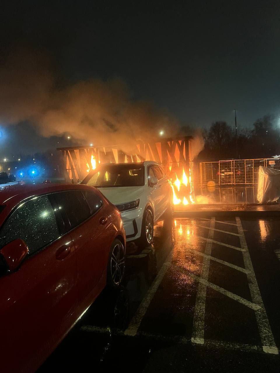 7 машин и 2 мотоцикла сгорели на Донецкой улице ночью Неизвестный поджёг помойку во дворе а огонь перекинулся на машины Пострадавших не оказалось Подписаться Прислать новость