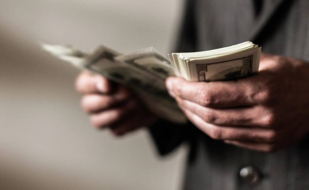 Экспортеры сократили продажу валюты в ноябре на 17 Российские экспортеры продолжают продают все меньше валюты из за снижения цен на нефть в ноябре продажи упали еще на 17 говорится в Обзоре финансовых рисков Банка России Чистые продажи 29 компаний из числа крупнейших экпортеров в прошлом месяце упали на 17 до 6 9 млрд Они вернулись на уровень середины 2025 года однако пока не превышают среднегодовой уровень Среднедневные чистые продажи выросли символически месяц к месяцу и составили 361 млн При этом спрос на валюту со стороны населения на биржевом и внебиржевом рынках в ноябре снизился со 158 6 до 148 8 млрд рублей Однако он остается весьма повышенным из за отдельных покупок пишет ЦБ средний уровень для 2025 года составляет 91 8 млрд рублей Таким образом второй месяц подряд на статистику покупок валюты гражданами влияет спрос как ЦБ писал ранее со стороны ограниченного круга физических лиц В прошлом рмесяце регулятор даже зафиксировал резкий в 11 раз рост валютных депозитов