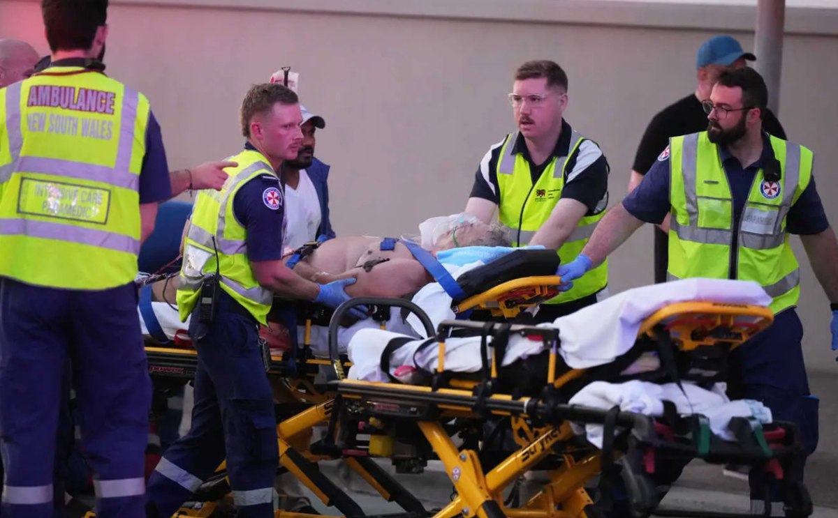 Девять человек погибли в результате теракта в Австралии Sky News По данным канала в результате нападения на пляже Бонди Бич погибли девять человек включая ребенка Кроме того один террорист также был убит Задонатить через бота Patreon