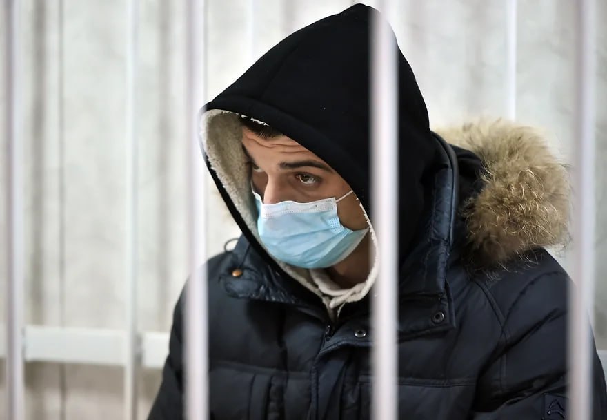 В Новосибирске вынесли приговор бывшему заместителю начальника горУМВД Александру Захарову Согласно версии следствия подполковник получил около 2 млн руб от организатора подпольного казино обещая оградить его бизнес от проверок однако не имел никакой возможности и полномочий выполнить взятые обязательства За мошенничество суд назначил бывшему полицейскому четыре года колонии общего режима штраф в размере 320 тыс руб и лишил офицерского звания Подробнее в материале Полицейский проиграл в казино Влад Некрасов Коммерсантъ Подписывайтесь на Ъ Сибирь