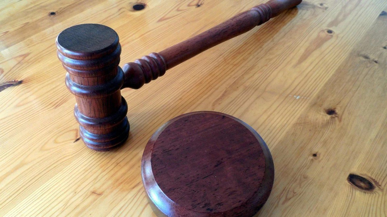 В Павлодаре отчима осудили на 23 года за изнасилование падчерицы Это продолжение печального кейса, о котором мы писали в ноябре 2024 года. Подробности рассказывает корреспондент «Орды». Насильник — многодетный отец, он работал на крупном предприятии. За насилие над падчерицей его отправили в колонию. Отчима осудили по статьям «Изнасилование» и «Насильственные действия сексуального характера с применением насилия или с угрозой его применения, с использованием беспомощного состояния потерпевшей, совершённые в отношении малолетней». Мужчина получил 23 года тюремного заключения. В суде пояснили: такая мера избрана с учётом того, что преступления совершались во время действия УК старой редакции предусматривалось более мягкое наказание . Осуждённому также предстоит выплатить восемь миллионов тенге компенсации морального вреда. Суд проходил в закрытом режиме. Впервые мужчина изнасиловал девочку, когда ей было восемь лет в 2017 году . Тогда будущий отчим встречался с её матерью. Позже взрослые расписались, и семья переехала в посёлок Майкаин, где отчим продолжил издеваться над ребёнком. Осуждённый — отец четырёх маленьких детей, до ареста работал слесарем-ремонтником на золотодобывающем предприятии в Павлодарской области. Приговор ещё не вступил в законную силу. Цитирование судебных материалов можно почитать на нашем сайте. • Фото: Pixabay.