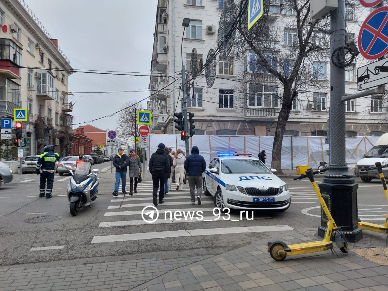 ⏺Из-за крупного пожара в центре Краснодара изменено движение автобусов №2Е  Об этом сообщили в КТТУ.  Автобусы маршрута №2Е отправлены с Красной по Северной-Октябрьской-Мира-вокзал Краснодар-1.   С вокзала автобусы №2Е идут по Мира-Октябрьской-Северной на Красную и далее по маршруту.   Движение по Красной перекрыто уже в обе стороны.      Новости Краснодара