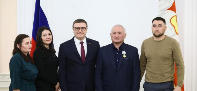 Алексей Текслер вручил южноуральцам государственные награды   www up74 ru articles news 166858 Отец воспитавший в одиночку четверых детей удостоился медали ордена Родительская слава