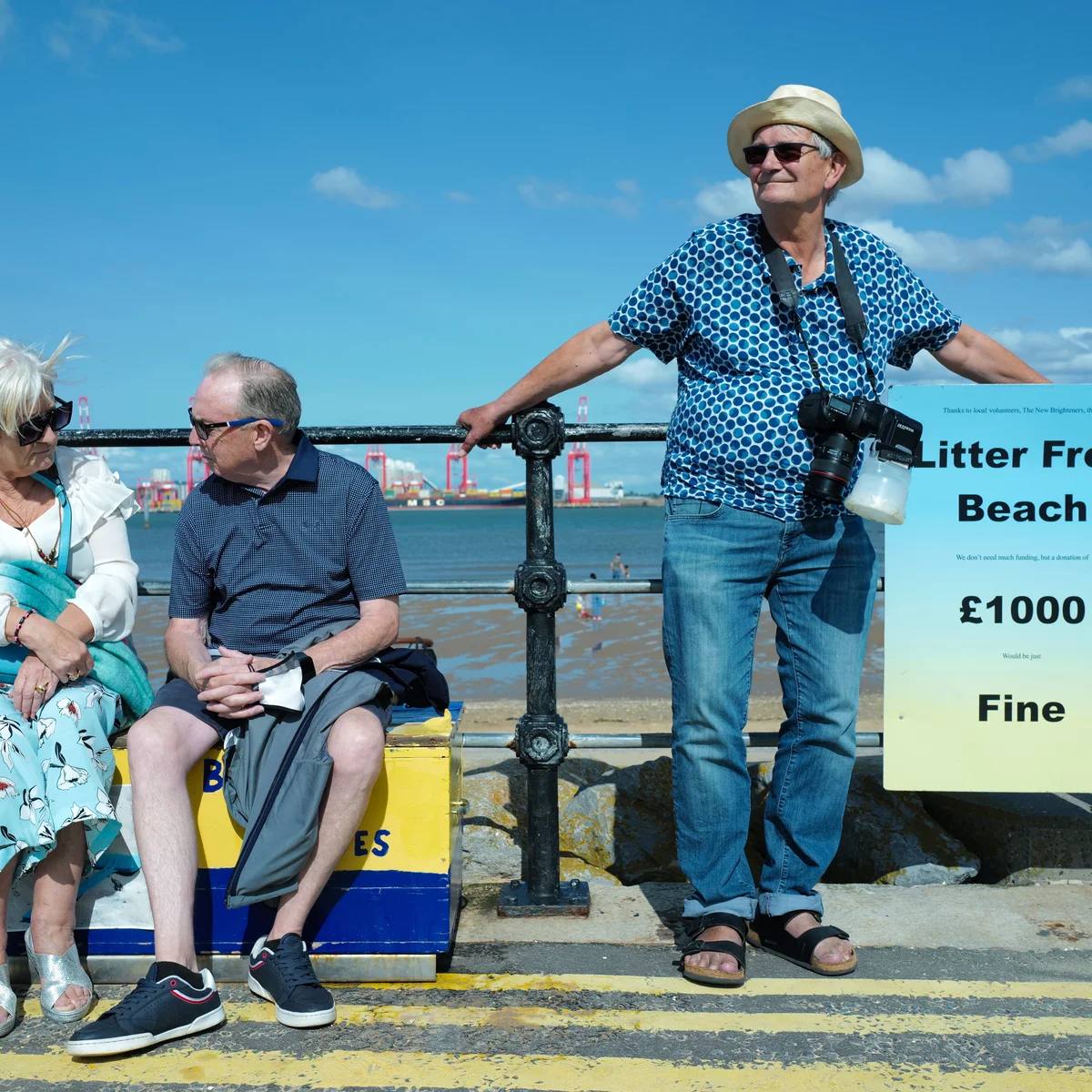 Британский фотограф документалист Мартин Парр скончался на 73 м году жизни в своем доме в Бристоле О смерти сообщили представители его фонда Martin Parr Foundation С глубокой скорбью сообщаем что Мартин Парр 1952 2025 скончался вчера у себя дома в Бристоле У него остались жена Сьюзи дочь Эллен сестра Вивьен и внук Джордж Семья просит не разглашать обстоятельства смерти Мартин Парр начал карьеру фотографа в 1970 х За свою профессиональную жизнь он провел более 400 персональных выставок и выпустил около 130 фотокниг С 1994 года Парр был участником международного фотоагентства Magnum Photos а в 2010 х основал в Бристоле The Martin Parr Foundation В фонде хранится его личный архив а также коллекция работ британских и ирландских фотографов The Blueprint News