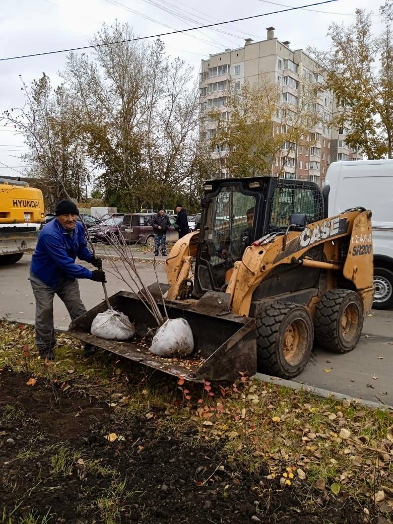 Жители Красноярска поверили в «зеленые облигации» от предприимчивой мэрии: все ценные бумаги раскупили в считанные дни. По данным горадминистрации, всего совершили 977 сделок. Самая крупная — на семь миллионов рублей. Облигаций же выпустили 100 тысяч на 100 миллионов, каждая стоила по тысяче рублей.   Сейчас в городе уже начали высаживать деревья, закупленные за счет «зеленых» ценных бумаг. С 24 сентября по 1 октября в Красноярске высадили 2896 деревьев, на очереди – еще более двух тысяч деревьев.   Первопроходцем с «зелеными облигациями» в нашей стране стала Москва – это первый российский субъект, выпустивший подобные долговые ценные бумаги. А вообще такая практика неплохо распространена среди других стран – в США, Китае, Франции, Германии и Нидерландах.   Принцип получения прибыли с «зеленых облигаций» примерно такой же, как и от обычных – те же долговые бумаги с фиксированным доходом. Инвестор дает свои средства взаймы на определенный срок компаниям или госструктурам, выпустившим облигации, и получает купонный доход, который определяется размером ставки. Например, ставка купонного дохода в Москве составила 8,5% годовых.  Как вам идея с «зелеными облигациями»?    - Хорошая. Купил бы.   - Нет, пусть озеленяют города другими способами.