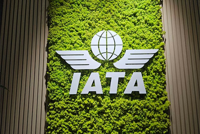 IATA считает что сборы не улучшают экологию а лишь вредят экономике Генеральный директор Международной ассоциации воздушного транспорта IATA Уилли Уолш заявил что налоги вводимые под предлогом защиты окружающей среды не приносят ощутимой пользы экологии и зачастую наносят экономический ущерб авиационной отрасли Он приветствовал недавнюю тенденцию отмены или снижения авиационных сборов в ряде стран   English O zbek tilida Ўзбек тилида На русском iOS Android