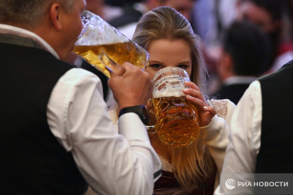 Россия вдруг стала пятеркой по пиву — догнала и обогнала Германию. Теперь у нас 9,1 миллиарда литров в год против немецких 8,4 — и это не бирфест, а официальная статистика крупнейших хмелеводов. Китай и США по-прежнему далеко впереди, а немцы впервые за пятилетку теряют пивную бронзу. Когда национальный чемпионат по “разливному” выходит на мировой уровень — ждем новые мемы про “русское качество”.