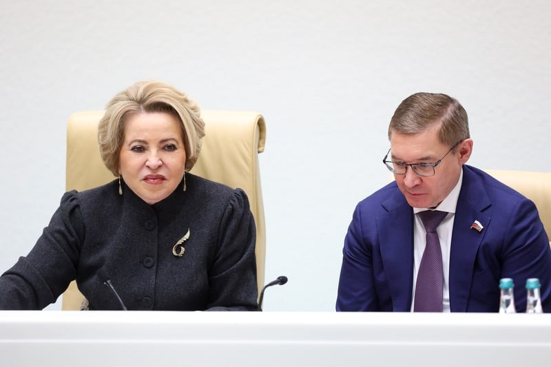 Расширили перечень заказчиков целевого обучения сегодня на пленарном заседании одобрили закон который позволяет большему числу предприятий готовить специалистов для себя через целевое обучение Теперь заключать договоры на целевое обучение смогут фермеры и сельхозкооперативы предприятия агропромышленного комплекса участники свободных экономических зон в том числе в новых регионах производители лекарств стратегически важные предприятия Отдельное внимание сельским территориям Выпускники сельских школ и агроклассов смогут поступать на целевые места в приоритетном порядке После окончания учёбы вернуться работать в свой регион в сёла и малые города Кроме того одобрили закон о расширении перечня видов деятельности социально ориентированных некоммерческих организаций Теперь меры господдержки для НКО распространяются на граждан и организации проводящие поисковую работу выявляющие неизвестные захоронения и устанавливающие имена погибших мирных жителей в годы Великой Отечественной войны Также одобрили закон о смягчении требований к локализации для таксистов о продлении срока действия документов об инвалидности выданных на территориях ДНР ЛНР Запорожской и Херсонской областей и другие