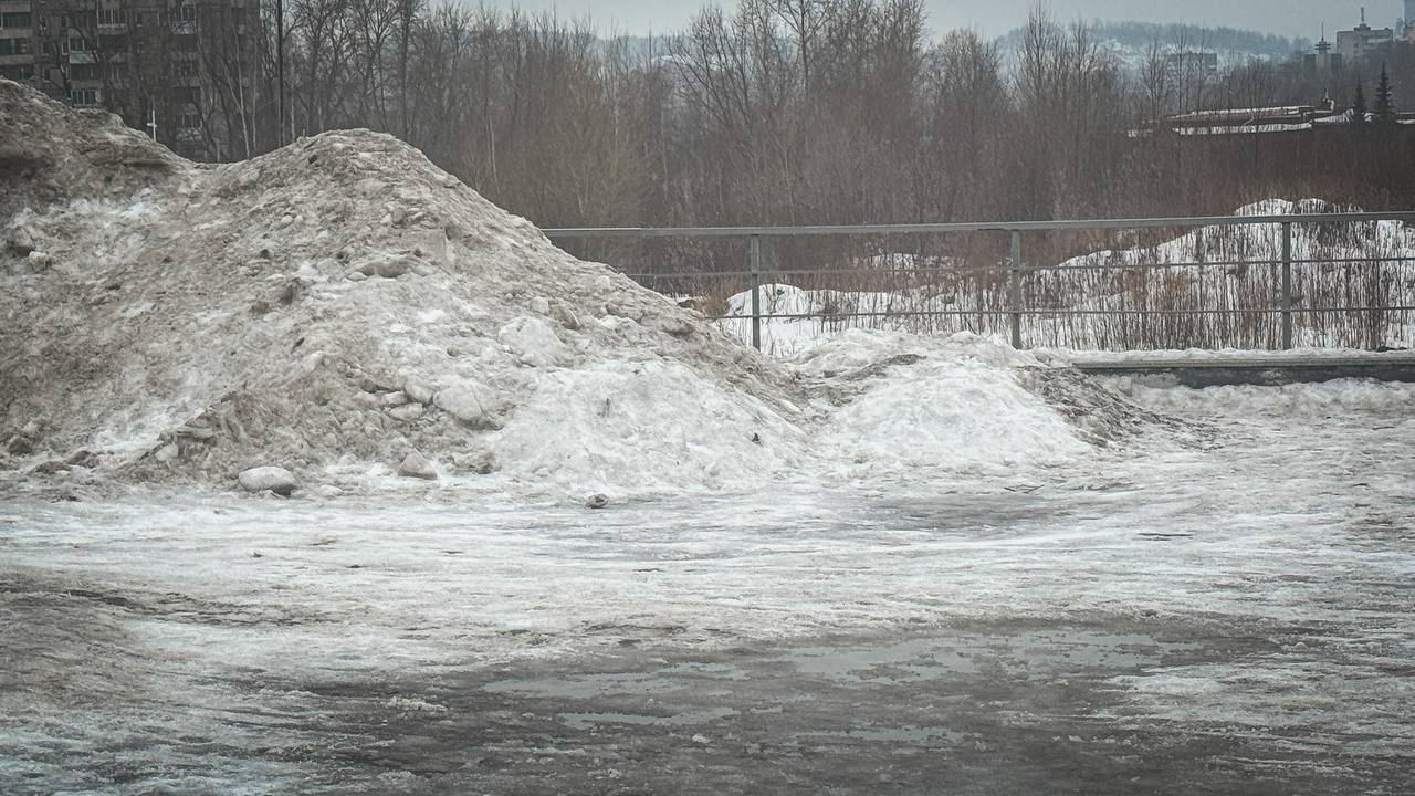 Виталий Хоценко объявил о начале противопаводковых мероприятий в Омской области Сегодня 20 февраля прошло оперативное совещание регионального правительства с участием глав муниципалитетов руководителей органов власти и Главного управления МЧС по Омской области На нем губернатор Виталий Хоценко поручил немедленно начать противопаводковые мероприятия в регионе Глава региона отметил что сильные снегопады этой зимы создают дополнительные риски весной во время таяния Власти активно работают над профилактическими мерами и координацией между ведомствами чтобы предотвратить возможные чрезвычайные ситуации Кроме того за ситуацией следит полномочный представитель Президента России в СФО Анатолий Серышев Особое внимание уделяется мониторингу гидрологической обстановки подготовке техники и специалистов к возможному паводку а также информированию населения о мерах безопасности Помимо этого губернатор поручил муниципалитетам и управляющим компаниям оперативно очищать крыши и прилегающие территории Это важно для безопасности жителей особенно в условиях резких температурных колебаний Написать в редакцию можно здесь gorod55ru
