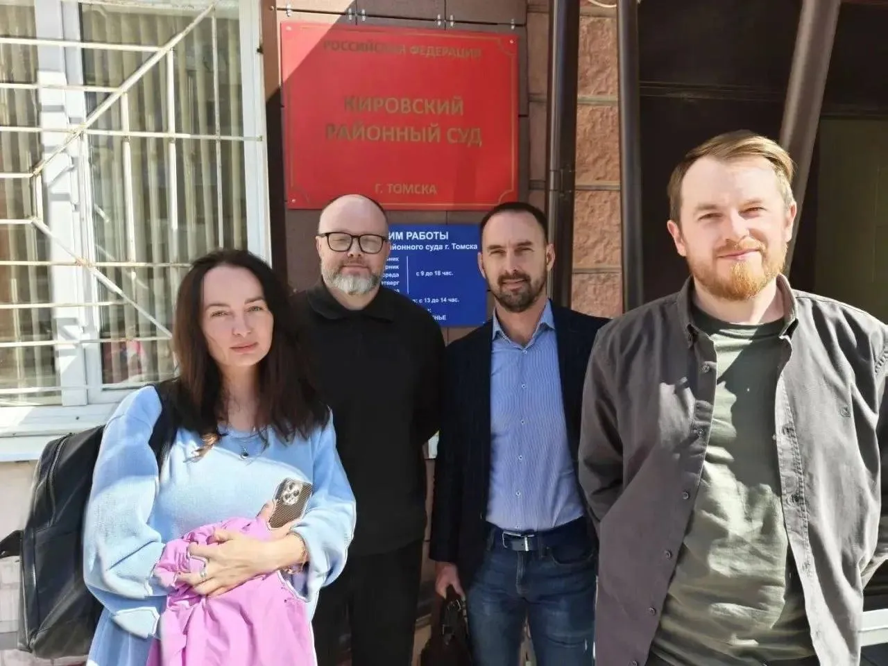 Суд признал экс ректора ТПУ Дмитрия Седнева виновным в растрате и назначил условный срок Кировский районный суд вынес приговор по делу бывшего ректора Томского политехнического университета Дмитрия Седнева Его признали виновным в растрате и назначили наказание в виде 5 лет лишения свободы условно а также штраф в 800 тысяч рублей По тому же делу экс проректор ТПУ Мария Моисеенко получила 3 года лишения свободы условно и штраф 300 тысяч рублей Предпринимательница Наталья Янцен также признана виновной ей назначили 5 лет условно и штраф 800 тысяч рублей Речь идет о деле связанном с выплатами сотруднику который фактически не работал в вузе По версии следствия Седнев оформил человека на должность и обеспечил ему выплаты на сумму более 5 миллионов рублей Ранее 7 ноября тот же суд оправдал Седнева по другому уголовному делу о злоупотреблении полномочиями из за отсутствия состава преступления Тогда речь шла о выплате 2 1 миллиона рублей бывшему директору инженерной школы Интеллектуальные энергетические системы Вячеславу Першукову Второе дело по которому вынесен нынешний приговор рассматривалось в отношении Седнева Моисеенко и Янцен совместно На фото Андрея Острова Мария Моисеенко адвокаты Олег Полозов и Сергей Чубраков экс ректор ТПУ Дмитрий Седнев после вынесения приговора Подписывайтесь на tv2news1 и присылайте нам свои новости через tv2today bot