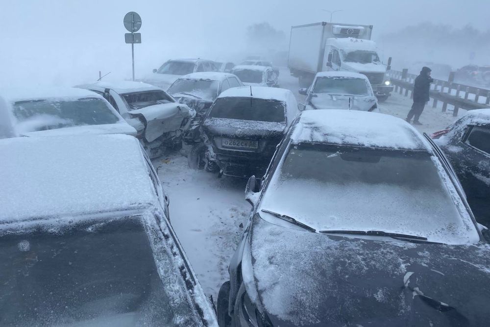 Появились новые фото и видео с места аварии с 25 машинами в Пензенской области Сегодня на трассе под Пензой произошла массовая авария в которой по предварительным данным пострадали более 20 транспортных средств В соцсетях появились фото и видео с места дорожно транспортного происшествия на федеральной трассе Р 208 в районе Саловки penzavzglyad ru news 194234 poyavilis novye foto s mesta avarii s 25 mashinami v penzenskoy oblasti Подписаться на Пенза Взгляд в ТГ Подписаться на Пенза Взгляд в MAХ