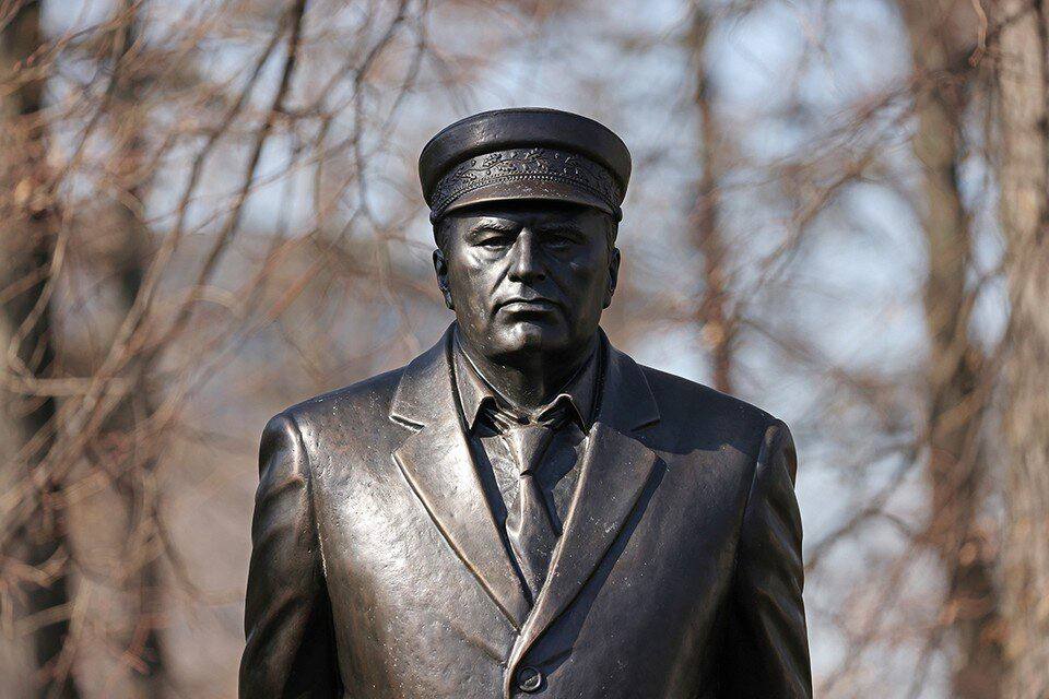 В Нижнем Новгороде хотят установить памятник Жириновскому.   Депутаты Заксобрания предложили установить монумент политику к его 80-летию в 2026 году.  Местом установки выбран сквер вдоль проспекта Гагарина  дома 104-118 , который предлагается переименовать в его честь.  Как вам идея? /   Подпишись \ Предложи новость