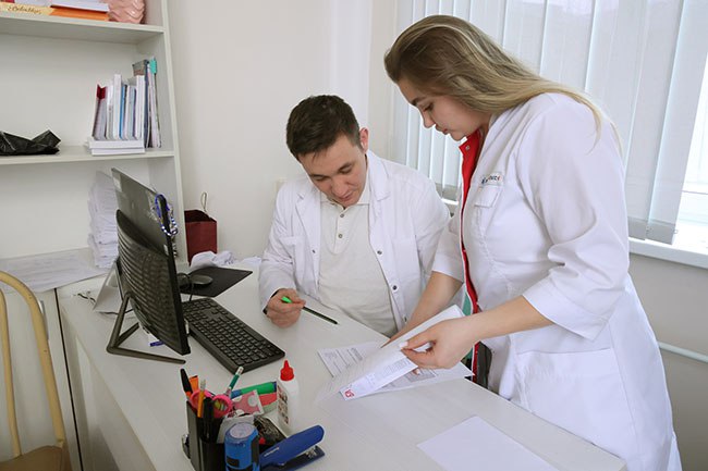 На Южном Урале продлили выплаты медицинским работникам www up74 ru articles obshchestvo 167906 Соответствующие поправки внесены в областной закон По закону единовременную выплату могут получить медики которые устроились на работу в структурные подразделения больниц и поликлиник амбулатории ФАПы расположенные в селах поселках городского типа и малых городах с населением до 50 тысяч человек Все специалисты должны иметь российское гражданство