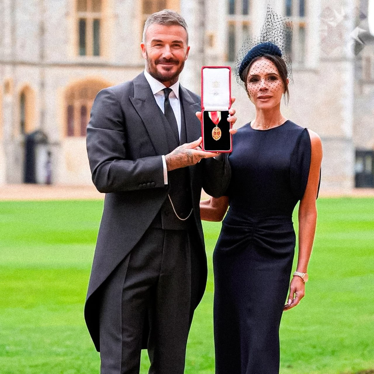 Дэвид Бекхэм стал рыцарем Великобритании Легендарный футболист официально получил рыцарское звание Церемонию посвящения провёл сам Король Великобритании заслужил НЕ МОРГЕНШТЕРН