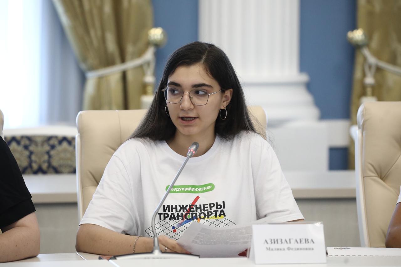 Алексей Русских поставил задачу увеличить количество первичных отделений Движения Первых в Ульяновской области Сегодня в регионе открыто 483 первичных и 24 местных отделения, где задействовано более 93 тысяч человек. Среди них — 80,5 тысячи ребят от 6 лет и 12,5 тысячи наставников в возрасте от 18 лет и старше. В ходе заседания Координационного совета обсудили развитию методической поддержки и инфраструктуры Движения, расширение партнёрской сети и формирование единого воспитательного пространства на территории региона. Кроме того, активисты Движения поделились победами в федеральных проектах: Ученицы гимназии №34 при УлГУ Малика Азизагаева и гимназии №33 Алина Базенкова рассказали об участии в финале конкурса «Инженеры транспорта» и создании робота для автоматизированного сбора разногабаритного мусора с железнодорожных путей по заданному маршруту. По итогам конкурса проект «РУПик» вошёл в пятерку лучших по всей России.