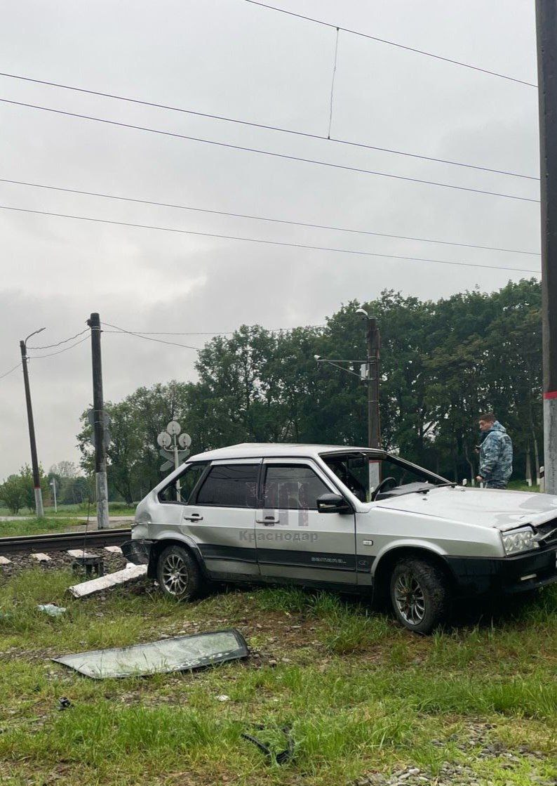 На Кубани пассажирский поезд снёс отечественную легковушку! Авария произошла на железнодорожном переезде между станциями Варилка и Васюринская. Поезд «Краснодар – Кисловодск» врезался в автомобиль переезжавший пути несмотря на «красный» семафор. Водитель легковушки скончался на месте происшествия. Южная транспортная прокуратура проводит проверку.