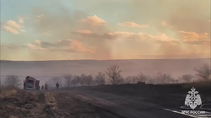 В Хакасии продолжается борьба с ландшафтным пожаром вблизи деревни Курганная