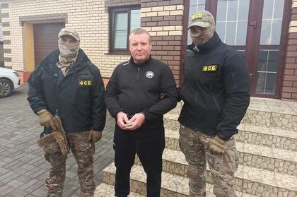 Взятки автомобилями и стройматериалами: в Челябинске экс-главу ГАИ заподозрили в крышевании бизнесмена В Челябинске задержали бывшего главу городской Госавтоинпекции, а ныне начальника «Центра хозяйственного и сервисного обеспечения» областного ГУ МВД Александра Гайде. Его подозревают в превышении полномочий и получении взяток. — Руководитель на систематической основе получал в период 2018-2023 годов взятки от представителя коммерческой организации, — рассказали в УФСБ по Челябинской области. В 2019 году Александр Гайде стал командиром полка ДПС ГИБДД Челябинска, а с 2022 до 2024 руководил городской Госавтоинспекций. В даче взяток полицейскому заподозрили одного из соучредителей фирмы «Капиталстрой» Ромика Варданяна. Его тоже задержали. По версии следствия, Гайде получил от бизнесмена автомобили Volvo S80 и Toyota Camry, стройматериалы и бытовую технику. В обмен на подношения он велел подчиненным закрыть глаза на нарушения фирмы, связанные с проездом грузовиков по челябинским дорогам. Преступления совместно выявили сотрудники ФСБ и собственной безопасности ГУ МВД по Челябинской области. В Следственном комитете возбудили уголовные дела.