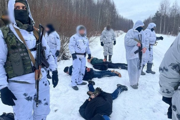 В Выборгском районе Ленобласти пограничники поймали четверых мигрантов, пытавшихся перебраться через границу в Финляндию. С ними задержан проводник, который тоже оказался иностранцем.  Как сообщает погрануправление ФСБ, возбуждено уголовное дело по статье о покушении на незаконное пересечение границы РФ, суд заключил всех под стражу.   Подписаться   Новости СПБ