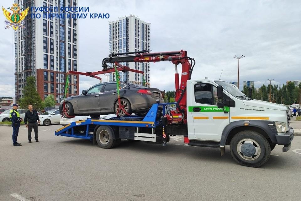 240 автомобилей конфисковали у пьяных водителей Пермского края Всего за шесть месяцев 2025 года приставы оформили три тысячи производств о взыскании штрафов на нетрезвых водителей. Но радует, что таких нарушителей становится меньше. В прошлом году штрафов было на 18% больше, сообщает краевая служба судебных приставов. Всего за первое полугодие 2025 года с водителей, которые сели за руль в состоянии алкогольного опьянения, взыскали 21 млн рублей. Среди особо «отличившихся» – жители Свердловского и Мотовилихинского районов Перми, Пермского округа. В доход государства также конфисковали 240 машин. В лидерах — жители Чусового 33 автомобиля , Березников 26 и Соликамска 22 . Подпишись на «КП-Пермь»
