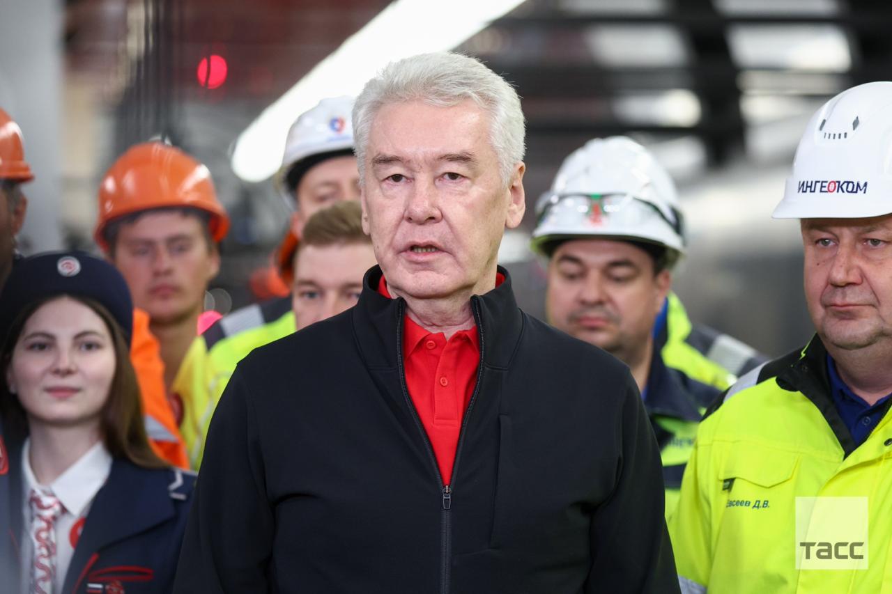 Мэр Москвы Сергей Собянин провел технический пуск четырех новых станций Троицкой линии метро. Открытие станций "Вавиловская", "Академическая", "Крымская" и "ЗИЛ" планируется в День города, отметил мэр столицы. Фото: Сергей Булкин/ТАСС / Москва