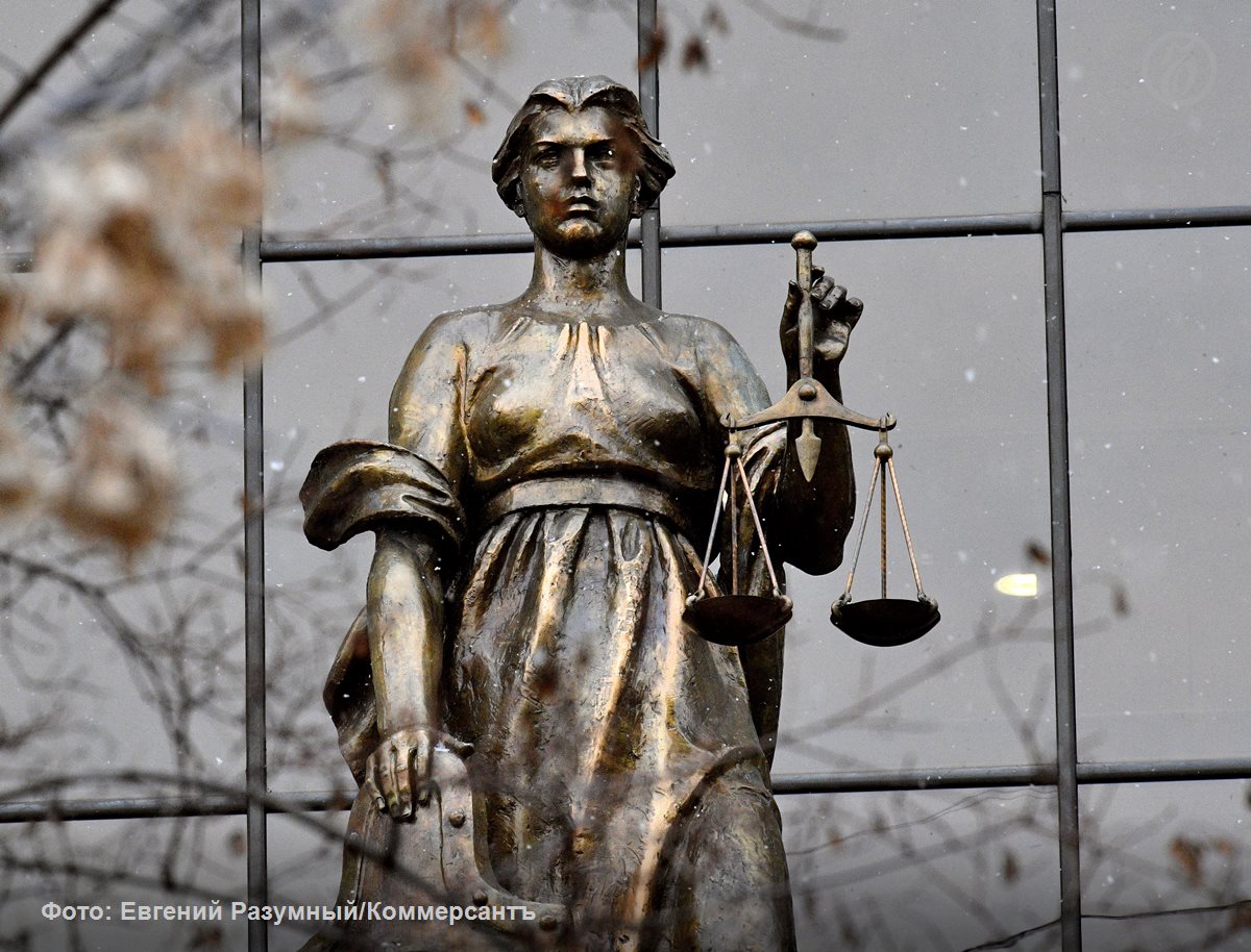 Верховный суд РФ ВС не разрешил произвольно снижать размер налога на имущество обанкротившейся компании и тем самым уменьшать размер субсидиарной ответственности владельцев и руководителей банкрота Ранее арбитражные суды в несколько раз сократили объем обязательств должника перед бюджетом с учетом неликвидности налогооблагаемого имущества а также осведомленности ФНС о признаках несостоятельности компании еще до начисления спорного налога ВС подчеркнул что уточненные декларации после переоценки активов не подавались и налог по ним не корректировался а информированность недобровольного кредитора о неплатежеспособности должника не уменьшает размер долга перед ним Подписывайтесь на Ъ Оставляйте бусты