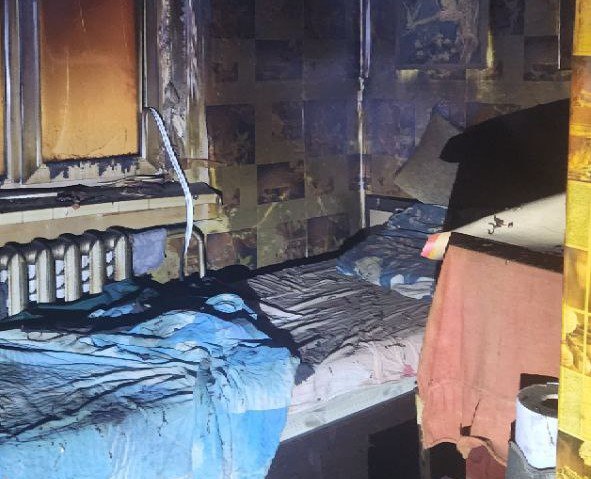 В деревне Шипицыно Котласского района во время пожара погибла местная жительница Днём 15 декабря 2025 года в квартире многоквартирного деревянного дома в посёлке Шипицыно Котласского района произошло возгорание После тушения пожара на месте происшествия было обнаружено тело 70 летней хозяйки жилища Предварительная причина смерти отравление угарным газом Во время пожара пострадал и супруг жертвы он был госпитализирован в больницу с признаками отравления угарным газом По данному факту региональными следственными органами СКР проводится доследственная проверка по результатам которой будет принято процессуальное решение сообщает пресс служба регионального СУ СК Фото следкома