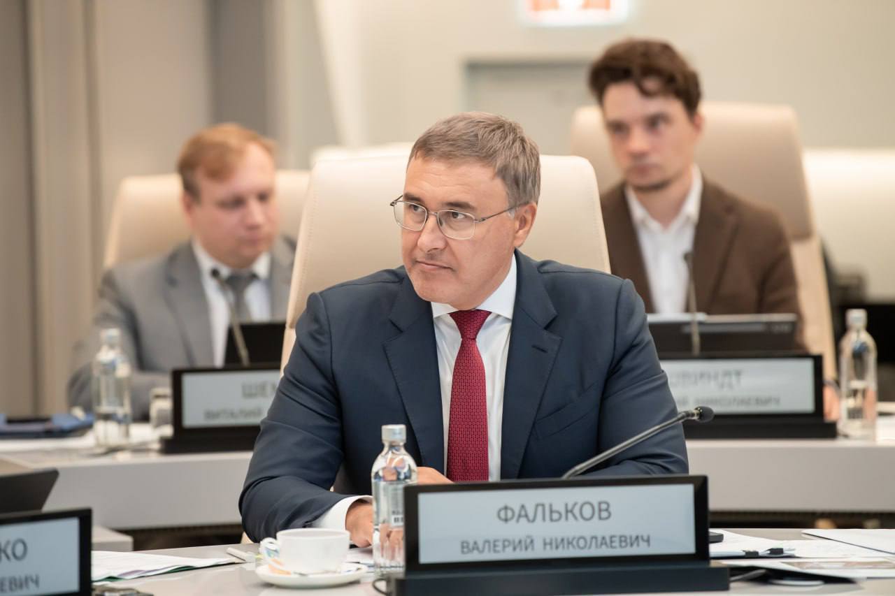 Дмитрий Чернышенко и Андрей Фурсенко провели заседание совета по реализации программы развития синхротронных и нейтронных исследований и исследовательской инфраструктуры на период до 2030 года и дальнейшую перспективу На нем обсудили текущий статус работ по созданию уникальных научных установок класса «мегасайенс» и комплексов ядерной медицины и адронной терапии. Помощник Президента России Андрей Фурсенко отметил важность соблюдения сроков при создании таких установок и комплексов. Вице-премьер Дмитрий Чернышенко подчеркнул, что меры по развитию синхротронных и нейтронных исследований и исследовательской инфраструктуры в России закреплены в соответствующем указе Президента Владимира Путина. «В нашей стране реализуется программа по созданию и модернизации сети уникальных научных установок класса “мегасайенс”, комплексов ядерной медицины и адронной терапии. Они призваны внести важный вклад в достижение национальной цели, поставленной Президентом Владимиром Путиным, – технологическое лидерство. Благодаря этим установкам наша страна сможет еще больше реализовать научный потенциал, обеспечить прорывные исследования в целом комплексе направлений, включая атомную промышленность, материаловедение, медицину. Сегодня в рамках федеральной научно-технической программы реализуется 12 таких проектов», – отметил вице-премьер. О текущем статусе работ по созданию уникальных научных установок класса «мегасайенс» рассказал глава Минобрнауки Валерий Фальков. «Мероприятие по созданию такой исследовательской инфраструктуры является ключевым и самым ресурсоемким в федеральной научно-технической программе развития. В результате будет создана сетевая исследовательская инфраструктура с локализацией источников в различных регионах России», – отметил он. В ЦКП «СКИФ» на 95,5% выполнено изготовление оборудования основного накопителя. В мае этого года запущена работа бустерного синхротрона, получено первое синхротронное излучение на установке. Президент НИЦ «Курчатовский институт» Михаил Ковальчук подчеркнул, что подобные разработки способны создавать лишь несколько стран. Для ввода в эксплуатацию 25 исследовательских станций реактора ПИК уже были изготовлены и поставлены 11 станций из 20, еще разрабатываются 9 станций. Новости Правительства России