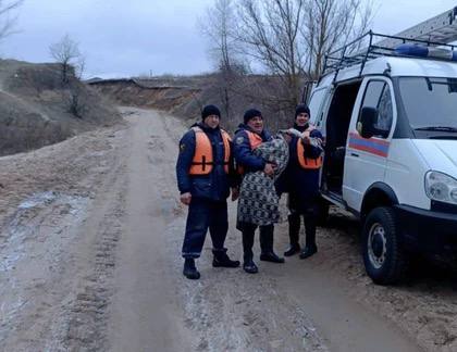 В Азовском районе спасатели помогли лебедю, примерзшему ко льду  Инцидент произошел днем 6 декабря. Местные жители одного из населенных пунктов заметили в водоеме стаю лебедей. Когда дончане подошли поближе, то увидели, что одна из птиц примерзла ко льду. Самостоятельно они не смогли помочь пернатому. Приняли решение вызвать спасателей.  Прибывшие на место происшествия специалисты оценили ситуацию и составили план действий. Они подобрались на весельной лодке до пострадавшего лебедя и аккуратно вызволили его и ледяного плена. Птицу погрузили в лодку и доставили на берег.  Когда пернатого доставили на сушу, то сразу же укутали его одеялом, чтобы птица немного отогрелась. Затем ее отвезли в ближайшую ветклинику, где пациента осмотрели ветеринары.