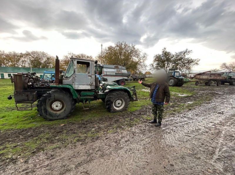 На Ставрополье директор одного из соцучреждений подозревается в злоупотреблениях полномочиями Обвиняемый бывший директор одного из психоневрологических интернатов расположенных в Кочубеевском округе По данным краевого управления СКР с 2015 года он также являлся главой крестьянского фермерского хозяйства В поселке Тоннельный чиновник и его дочь владели двумя земельными участками общей площадью более 680 тысяч квадратных метров В период с апреля 2023 по сентябрь 2025 года для обработки земли мужчина привлекал подчиненных сотрудников При этом использовал принадлежащую интернату сельскохозяйственную технику а также горюче смазочные материалы которые приобретались за счет финансирования социального учреждения В результате интернату причинен ущерб на сумму около одного миллиона рублей По требованию прокуратуры директор был уволен в связи с утратой доверия Сейчас он находится под домашним арестом Следствие продолжается ГТРК Ставрополье Читайте нас в MAX