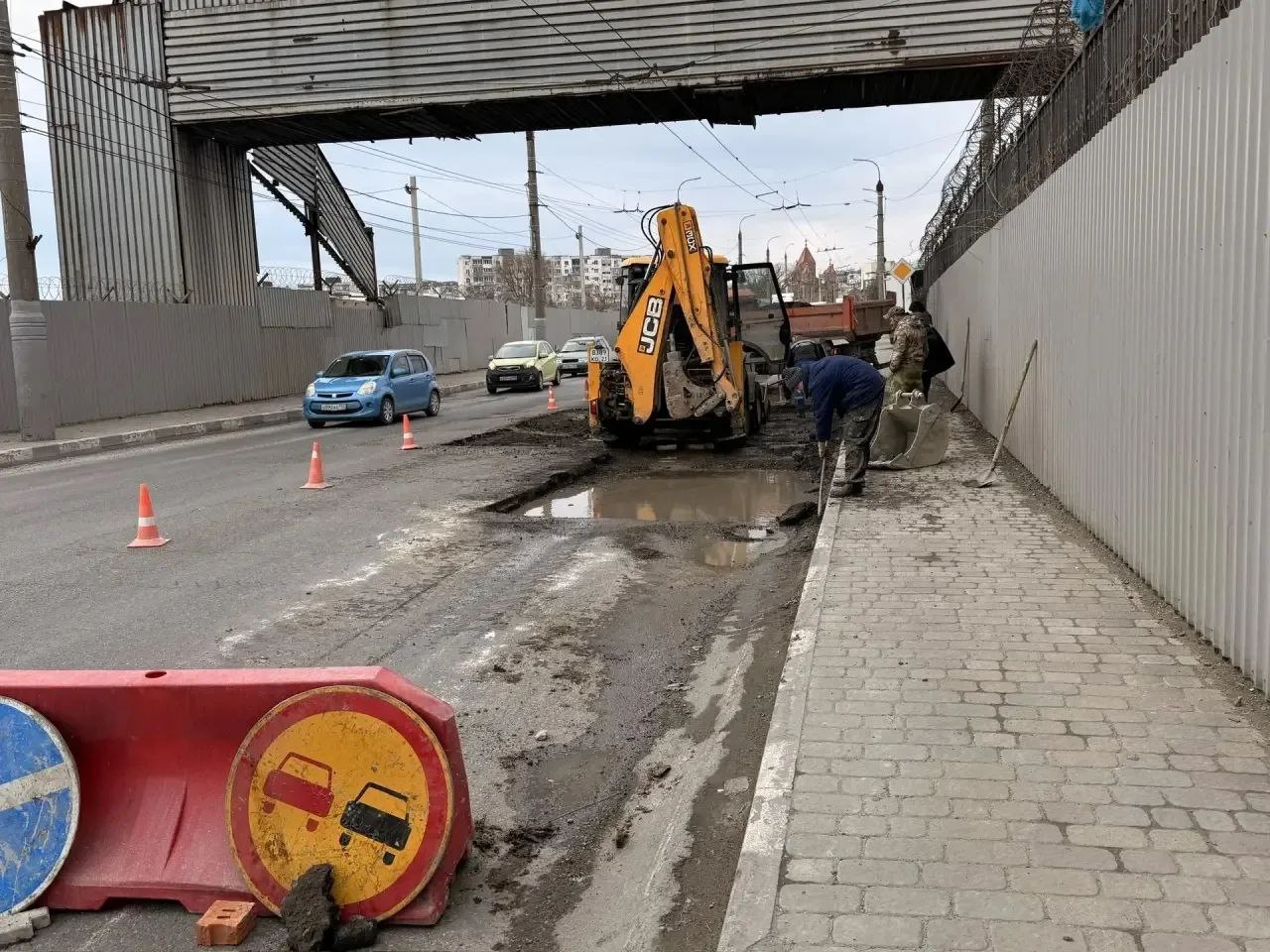 В Новороссийске на новой развязке устранят просадки по гарантии А что по ямам Новости дорожной отрасли горожане жаждущие ездить по ровному покрытию просматривают с нетерпением Ямы вот актуальная тема на сегодняшний день Об итогах и планах рассказал заместитель главы города Рафаэль Бегляров На развязке в районе ул Мурата Ахеджака идет асфальтирование примыканий До конца февраля устраним просадки по гарантийным обязательствам сообщил он Обустройство ливневки на пр Дзержинского 238 планируется на 2 3 кварталы Продолжается бетонирование на ул Горпищенко В рамках Народной стройки завершили работы на ул Чехова в ст Раевской и продолжают приводить в порядок ул Промышленную в Приморском районе Что касается текущего и ямочного ремонта то на ул Советов и ул Котанова приняты временные меры Плановый ямочный ремонт на дорогах местного значения запланирован в течение I квартала В приоритете магистральные улицы Советов Анапское шоссе Ленина тер Цемдолина и другие Продолжается устранение утечки на ул Судостальской после чего будем готовить участок к асфальтированию Работы на пересечении Анапское шоссе и ул Тобольская завершатся до конца марта Восстановлена работа светофоров на перекрёстках Дзержинского Корницкого Мысхакское шоссе Куникова Жуковского Элеваторная Отрегулирован режим работы светофора на ул Цедрика Пархоменко Начали восстанавливать и заменять дорожные знаки проинформировал чиновник После зимы стартует грейдирование порядка 70 улиц в городе и сельских округах Подробный план и адреса можно уточнить по тел 8 8617 61 01 59
