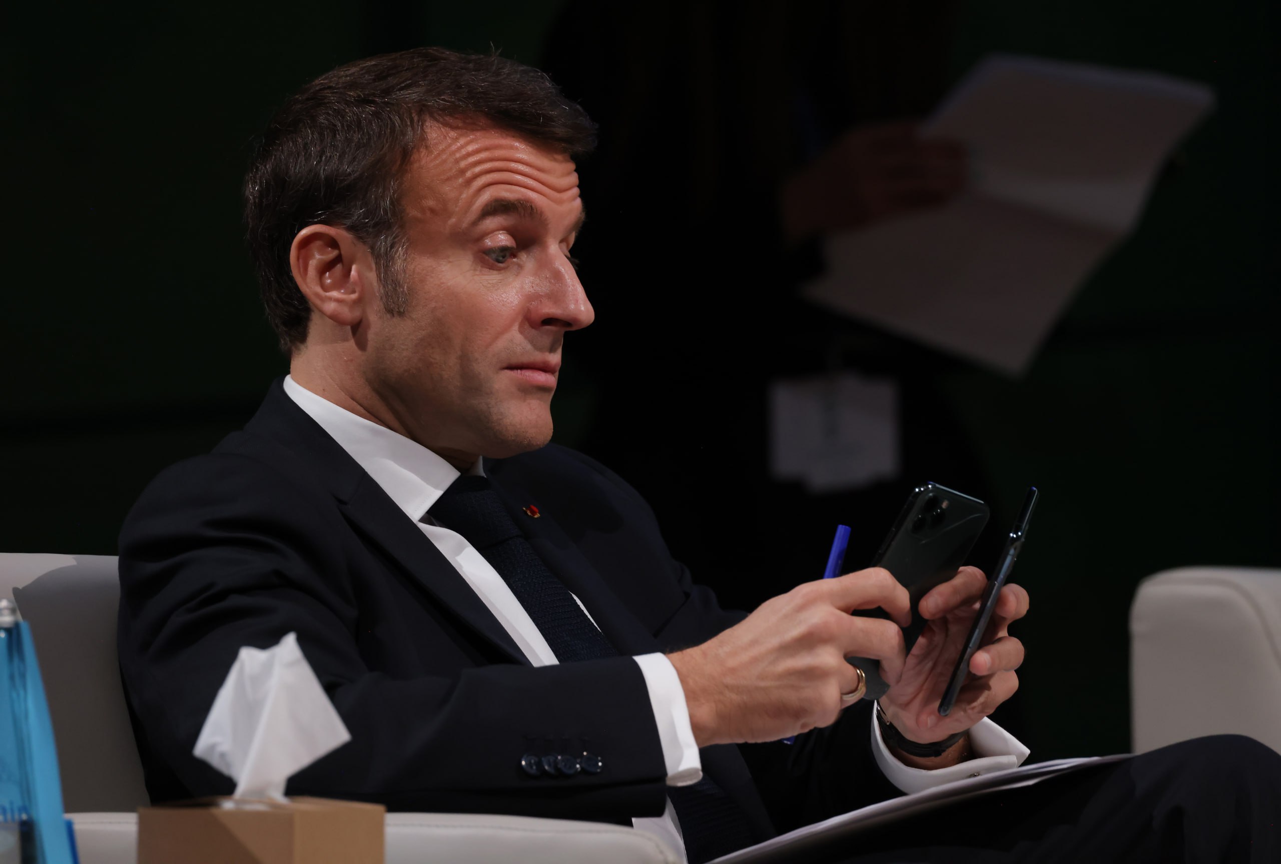 Павел Дуров рассказал, что перестал отвечать Макрону в Telegram. С его слов, французский президент мог отправлять ему сообщения «на целую кучу тем». После заявления бизнесмена о вмешательстве Франции в румынские выборы Макрон вновь написал ему. «Я ему не ответил», — сказал Дуров. В мае Дуров сообщил, что глава французской разведки Николя Лернер обращался к нему с просьбой заблокировать в Telegram консерваторов в Румынии накануне президентских выборов, но бизнесмен ответил отказом. МИД Франции это отрицал. Фото: Sean Gallup/Getty Images Картина дня — в телеграм-канале РБК