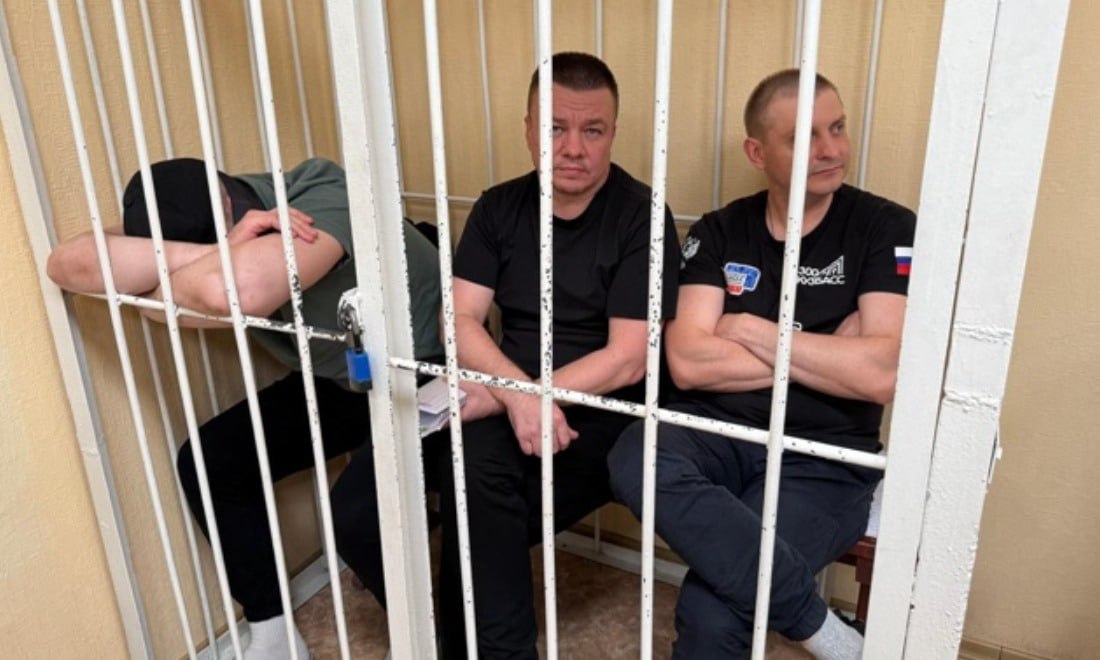  50 лет колонии для экс-полицейских Бывшие сотрудники полиции обвиняются в вымогательстве взяток у предпринимателей, торгующих обувью и табаком. По данным следствия, за три года они получили более 2 млн рублей. Прокуратура требует 50 лет лишения свободы и 27 млн рублей штрафа. Наибольший срок в колонии строгого режима гособвинитель требует для начальника отдела — ему грозит заключение на 16 лет. Адвокат и двое подсудимых настаивают на оправдательном приговоре. Фото: Управление Судебного департамента Новосибирской области Прислать новость