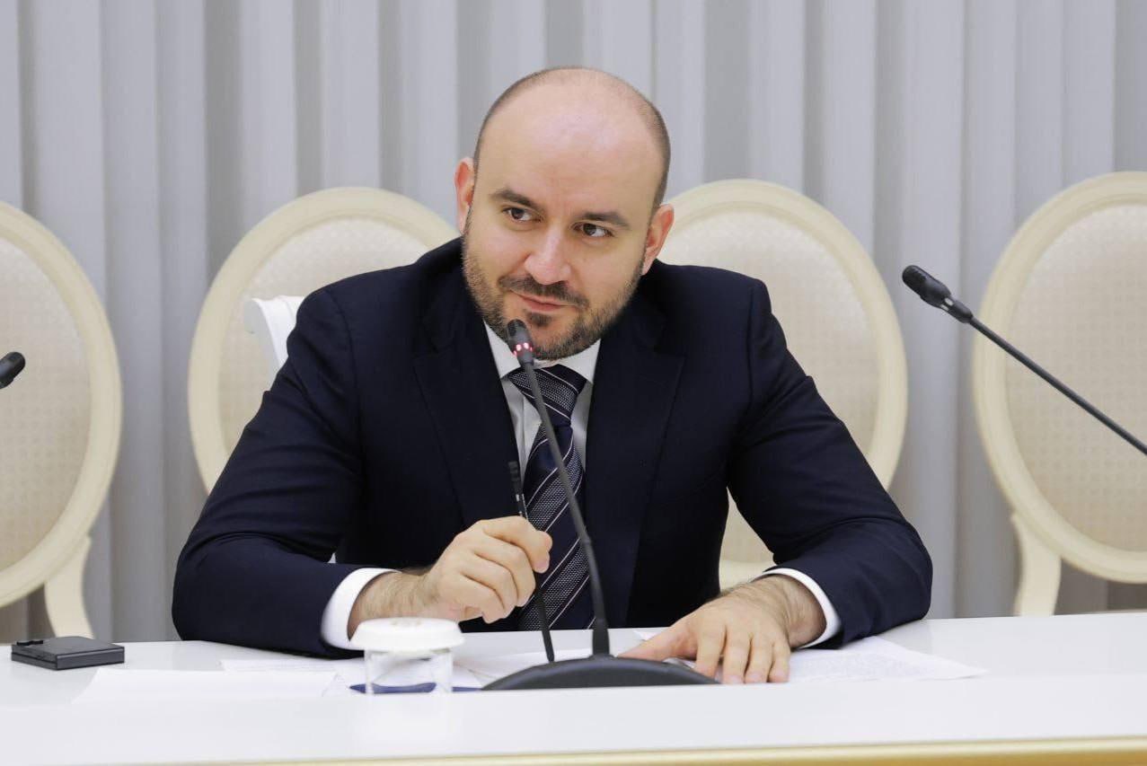 Первый рэп фестиваль Крылья пройдет в 2026 году в Самаре На самом деле рэп современная поэзия наложенная на красивые лиричные биты объяснил губернатор Неудивительно ведь Вячеслав Федорищев имеет опыт в музыке в 2013 году он выпустил мини альбом Теперь его увлечение музыкой может помочь в организации масштабного музыкального события для всей страны Интересно а он будет хэдлайнером Подписаться Написать нам