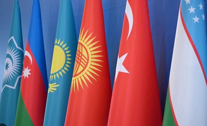 15 декабря Всемирный день тюркских языков 15 декабря отмечается Всемирный день семьи тюркских языков учреждённый решением ЮНЕСКО на 43 й Генеральной конференции в Самарканде Эта дата приурочена к дню расшифровки Орхонских письменных памятников 15 декабря 1893 года датский лингвист Вильгельм Томсен объявил об их прочтении Орхонские памятники отражают общие корни и древнейшую письменную традицию тюркских языков Отмечание этого дня направлено на сохранение и развитие языков тюркской семьи а также на передачу общего культурного и духовного наследия будущим поколениям Решение ЮНЕСКО является международным признанием единства тюркских народов их общей истории культуры и вклада в мировую науку и цивилизацию Подпишись на нас в соцсетях BT NEWS