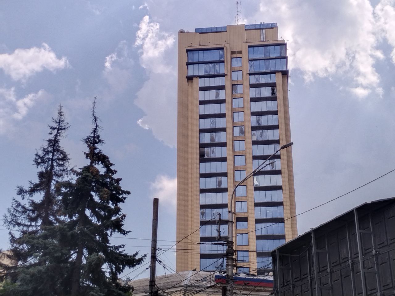 В "Галерее Чижова" произведут замену около 90 окон после атаки БПЛА на Воронеж     В среду, 16 июля, воронежцев вновь напугало оцепление возле торгового центра «Галерея Чижова» на Кольцовской. Как оказалось, сигнальные ленты и сотрудники правоохранительных органов были необходимы для безопасности во время замены окон бизнес-центра. Позднее один из топ-менеджеров АО «Галерея Чижова» в своем-телеграм канале поделилась подробностями. Как выяснилось, в данный момент идет замена около 90 панорамных окон, которые пострадали при атаке украинских БПЛА на Воронеж во вторник, 15 июля.  ↗  Прислать новость   Подписаться