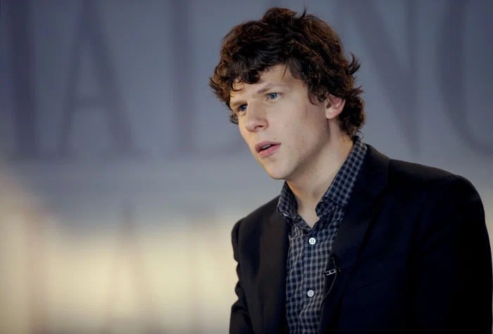 Почку хочешь Голливудский актер Джесси Айзенберг известный по фильмам Иллюзия обмана и Социальная сеть заявил что станет донором почки для незнакомца Собираюсь пожертвовать свою почку через 6 недель Я не знаю почему Меня укусил вирус донорства сказал Айзенберг По словам 42 летнего актера решение о донорстве он принял самостоятельно Он пояснил что речь идет об альтруистическом пожертвовании при котором донор передает орган человеку которого не знает лично Айзенберг рассказал что впервые задумался о донорстве около десяти лет назад но реализовать идею удалось только сейчас после того как он обратился в медицинский центр NYU Langone Health в Нью Йорке