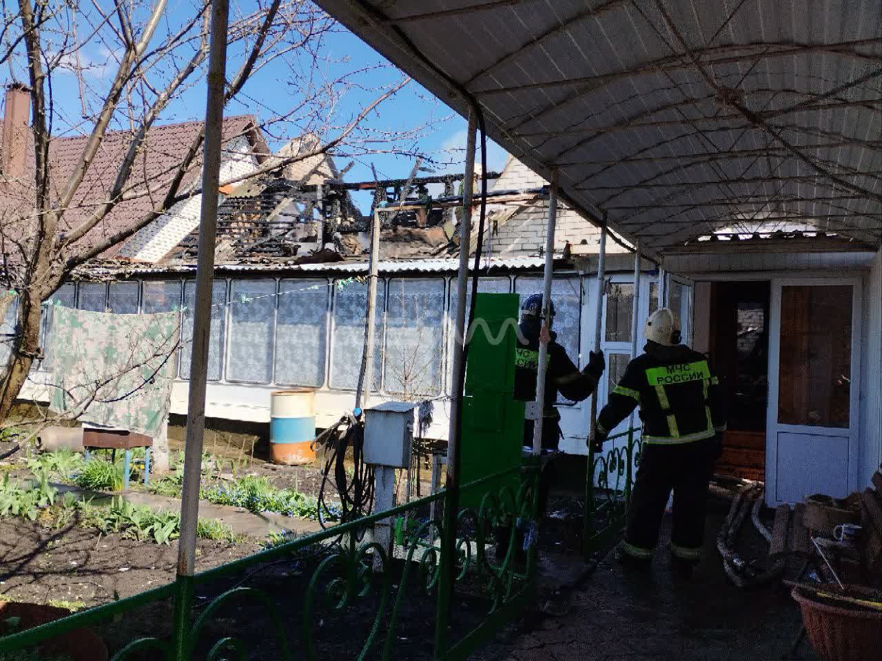 В Курске в Сеймском округе сгорел дом  Днём 12 апреля местные жители увидели клубы дыма, исходящие из частного сектора. Вызвали пожарных.  Приехали 18 огнеборцев и 5 пожарных машин. Оказалось, что горит жилой дом.  Огонь, распространившийся на площадь 80 квадратных метров, потушили. Пожарные спасли из пылающего дома 70-летнюю женщину.  Специалисты разбираются в причинах происшествия.  Фото ТРК "Сейм", видео ГУ МЧС по Курской области  Сейм   Курская область
