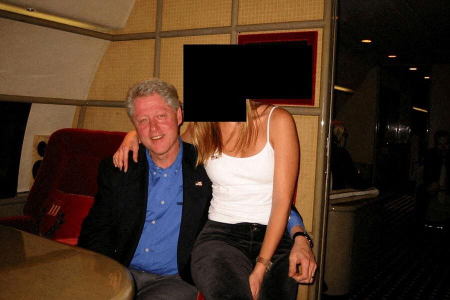 Клинтоны отказались давать показания конгрессу по делу Эпштейна Супруги уведомили комитет палаты представителей США о своём отказе явиться для дачи показаний в рамках расследования инициированного республиканцами по делу финансиста Джеффри Эпштейна Об этом сообщает The New York Times В письменном обращении председателю комитета по надзору и правительственной реформе Джеймсу Комеру они заявили что выданные им повестки считают недействительными и юридически неисполнимыми Клинтоны указали что ранее уже предоставили письменные показания под присягой аналогичные тем которые комитет принимал у других свидетелей и подчеркнули что не располагают информацией имеющей значение для расследования В письме также содержится критика действий комитета которые по их мнению носят политически мотивированный характер а также замечания в адрес администрации президента Дональда Трампа В ответ Джеймс Комер заявил что в случае неявки комитет может инициировать процедуру привлечения супругов к ответственности за неуважение к Конгрессу что потенциально может повлечь уголовные последствия Расследование связано с делом Джеффри Эпштейна обвинённого в торговле несовершеннолетними в целях сексуальной эксплуатации В конце 2025 года Минюст США начал публикацию материалов по этому делу В документах упоминаются различные политики и публичные фигуры при этом подчёркивается что само упоминание не свидетельствует о причастности к преступлениям На фото бывший президент США Билл Клинтон с неизвестной девушкой Фото U S Justice Department