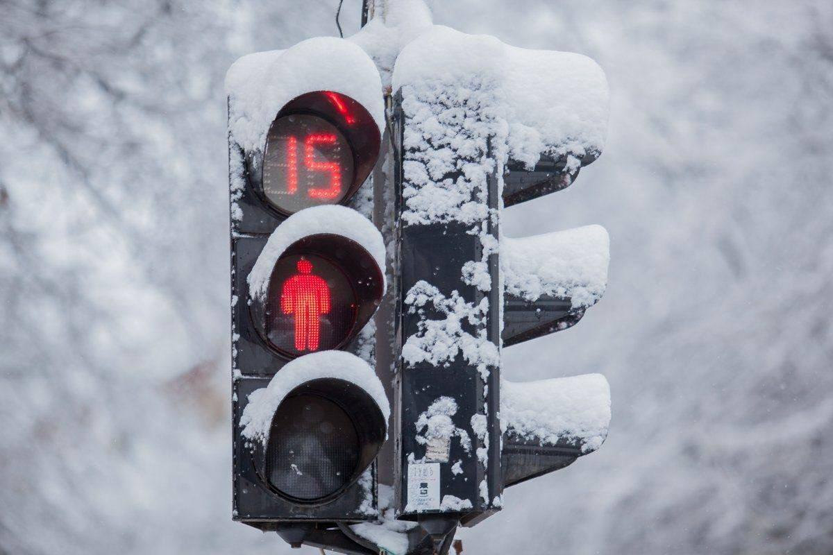 В Подмосковье улучшают работу светофоров   На прошлой неделе специалисты ЦБДД региона скорректировали режимы работы светофоров и оптимизировали движение на 4 перекрестках:   Лобня  Добавили дополнительную фазу выезда с ул. Текстильной на Краснополянское шоссе.   Щелково Увеличили время выезда из д. Серково в утренние часы, изменив пофазный разъезд на пересечении ул. Московской и Фряновского шоссе.   Химки  Установили контроллеры с удаленным доступом и синхронизировали работу 2 светофоров на пересечениях ул. Библиотечной с ул. Совхозной.   СМО Подмосковья. Подписывайтесь