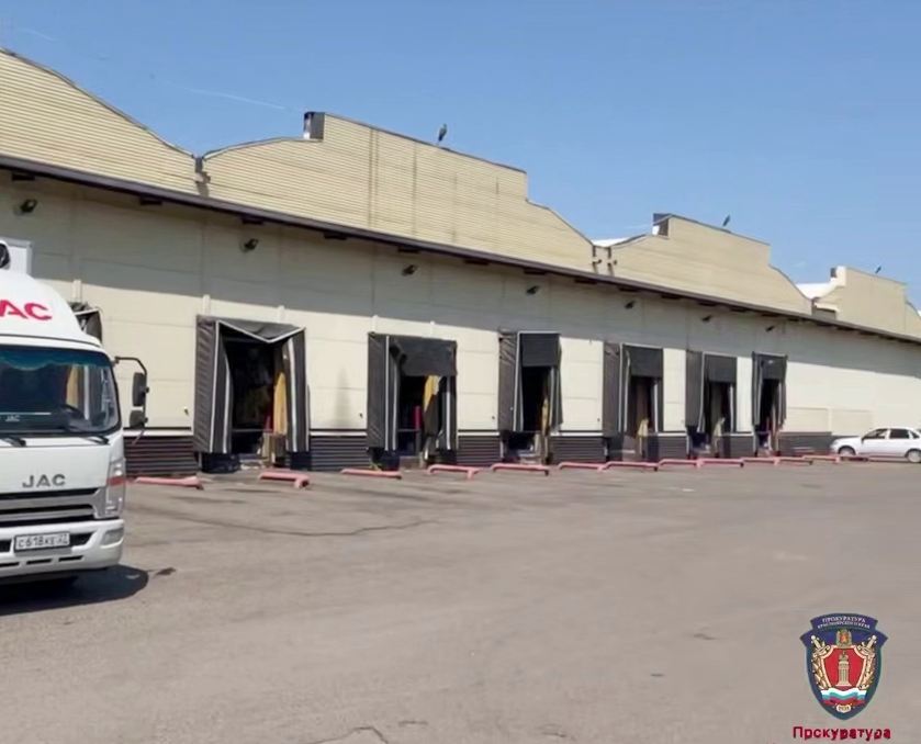 Голову складского рабочего в Красноярске зажало между воротами и грузовиком В Красноярске на одном из складов на Борисевича голова рабочего оказалась зажатой между воротами и кузовом грузовика, сообщили в прокуратуре. По предварительной информации, ЧП произошло 27 июня. Во время разгрузки товара фура двигалась задним ходом, пытаясь въехать в помещение склада. Водитель не заметил рабочего, который в этот момент выглянул, чтобы скорректировать ход машины. Голову мужчины зажало между воротами и кузовом. Грузчика госпитализировали. Прокуратура выяснила, что работодатель не сообщил о несчастном случае в контролирующее ведомство, а рабочий не был трудоустроен официально. Организована проверка соблюдения трудового законодательства. Newslab