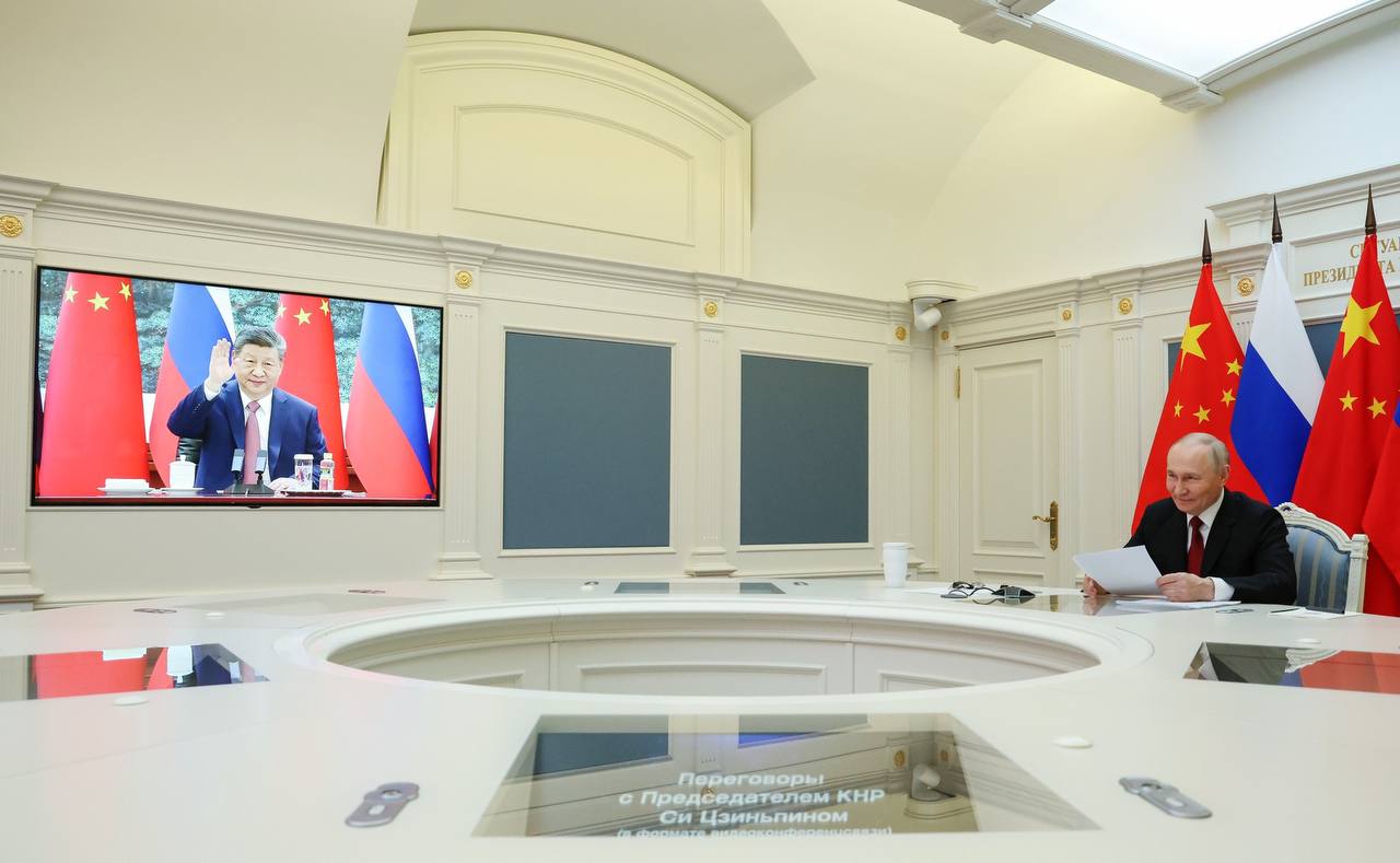 Личунь с чем поздравил Президент России Владимир Путин Председателя КНР Си Цзиньпина В ходе ВКС с лидером Китая 4 февраля Владимир Путин заявил Рад что мы продолжаем добрую традицию нашего личного общения на старте нового года когда подводим итоги за прошедший период и намечаем планы на будущее Тем более в такой символичный день по китайскому народному календарю сегодня Установление весны Личу́нь после которого уходят морозы наступает обновление и начало нового цикла в природе А для российско китайских отношений можно это с уверенностью сказать любое время года это весна Личунь 立春 кит lìchūn день который китайские друзья считают началом весны название первого из 24 х сезонов по местному сельскохозяйственному календарю буквально установление весны 立春一日 百草回芽 Наступает Личунь и на всех травах вновь появляются почки В китайском народе с этим долгожданным днем символизирующим оживление природы и постепенный переход к более теплому сезону связывается большое количество традиций Например ритуал когда из глины или бумаги мастерят фигурку быка 春牛 кит chūnniú олицетворяющего плодородие и торжественно разбивают ее тем самым испрашивая хорошего урожая в наступающем году На Личунь устраиваются яркие театральные представления а также народные гуляния с декламацией тематических стихов Для крестьян наступление сезона служит сигналом к началу подготовки к посевной и планированию сельскохозяйственных работ даже несмотря на сохранение морозной погоды в северных регионах страны В этот день принято есть весенние блинчики 春饼 кит chūnbǐng и весенние роллы 春卷 кит chūnjuǎn начиненные свежими или маринованными овощами Последнее блюдо часто встречается в меню ресторанов азиатской кухни под именем спринг роллы