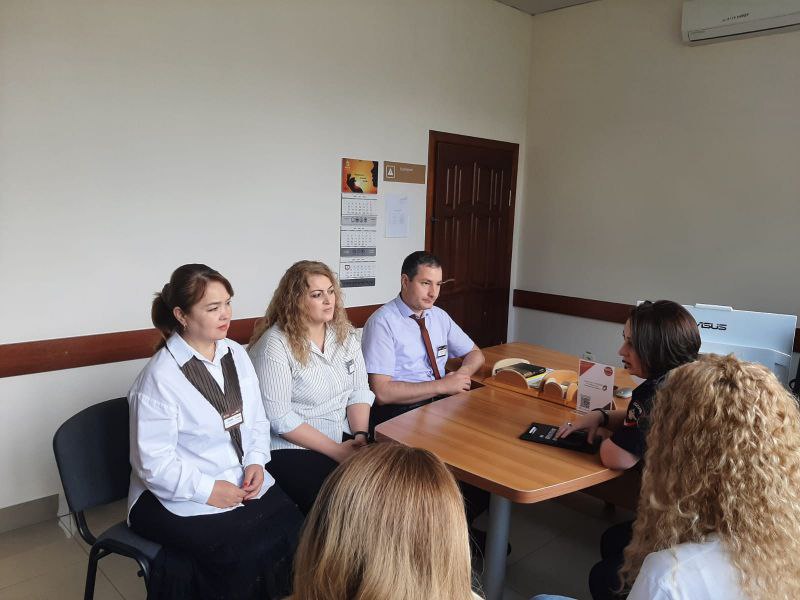 Полицейские Кабардино-Балкарии провели мероприятия в рамках Всероссийской недели правовой помощи   В рамках Всероссийской недели правовой помощи сотрудники УМВД России «Нальчик» оказали бесплатную юридическую помощь в Многофункциональном центре по предоставлению государственных услуг.   Юрисконсульт городского Управления майор внутренней службы Асият Сижажева ответила на вопросы граждан. Консультации затрагивали различные правовые сферы, в том числе вопросы пенсионного обеспечения, сроки исковой давности привлечения к уголовной ответственности, вопросы по квалификации и последствиях мошеннических действий.   А в Эльбрусском районе юрисконсульт Отдела капитан внутренней службы Жаннет Ахматова провела профилактические мероприятия с работниками МФЦ и ГБУЗ «Центральная районная больница» района.   Сотрудник полиции рассказала участникам акции о распространенных видах мошенничества, подставных лицах, которые задействованы в нелегальных схемах по выводу средств с банковских карт граждан - так называемых «дропперах», и о том, как их вовлекают в преступную деятельность и какая ответственность грозит за обман граждан.  ↪ Проявляйте бдительность и внимательность при возникновении подозрений о попытке совершения мошеннических действий, - отметила Ж. Ахматова.   Организаторы мероприятий уверены, что подобные акции помогают гражданам лучше понимать свои права, что в свою очередь повышают уровень правовой безопасности в нашем обществе.  #МВДРоссии #МВДпоКБР #НеделяПравовойПомощи